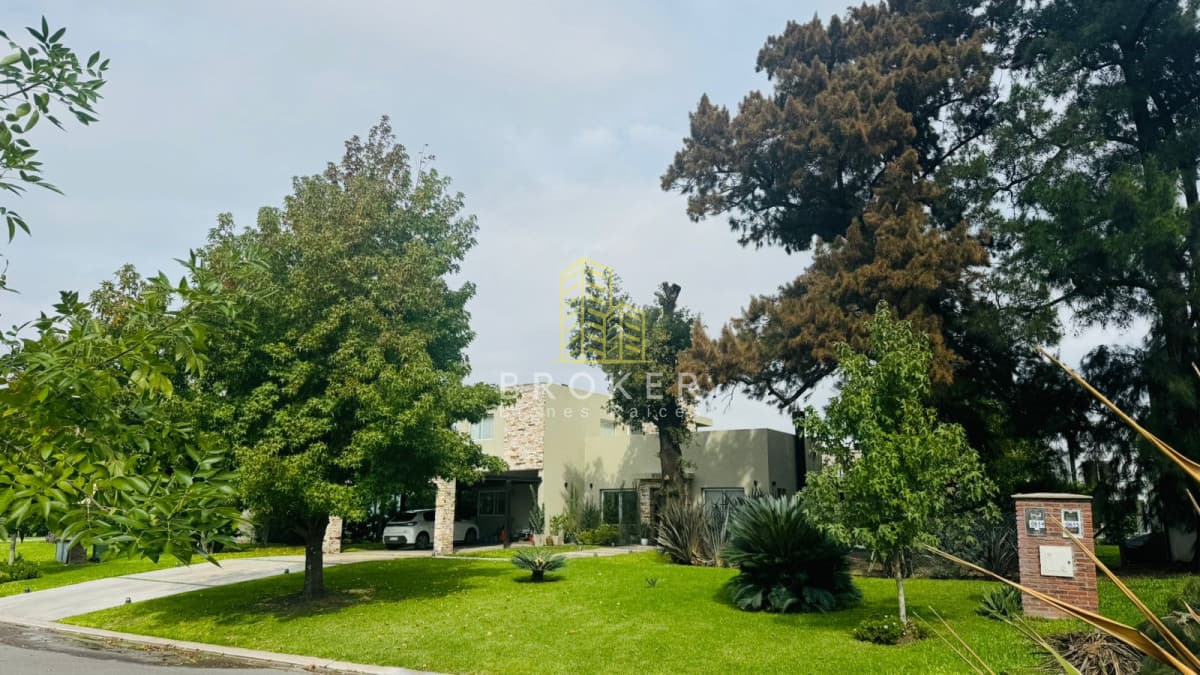 Venta Casa Haras Santa María Escobar, con parrillero, jardín y pileta