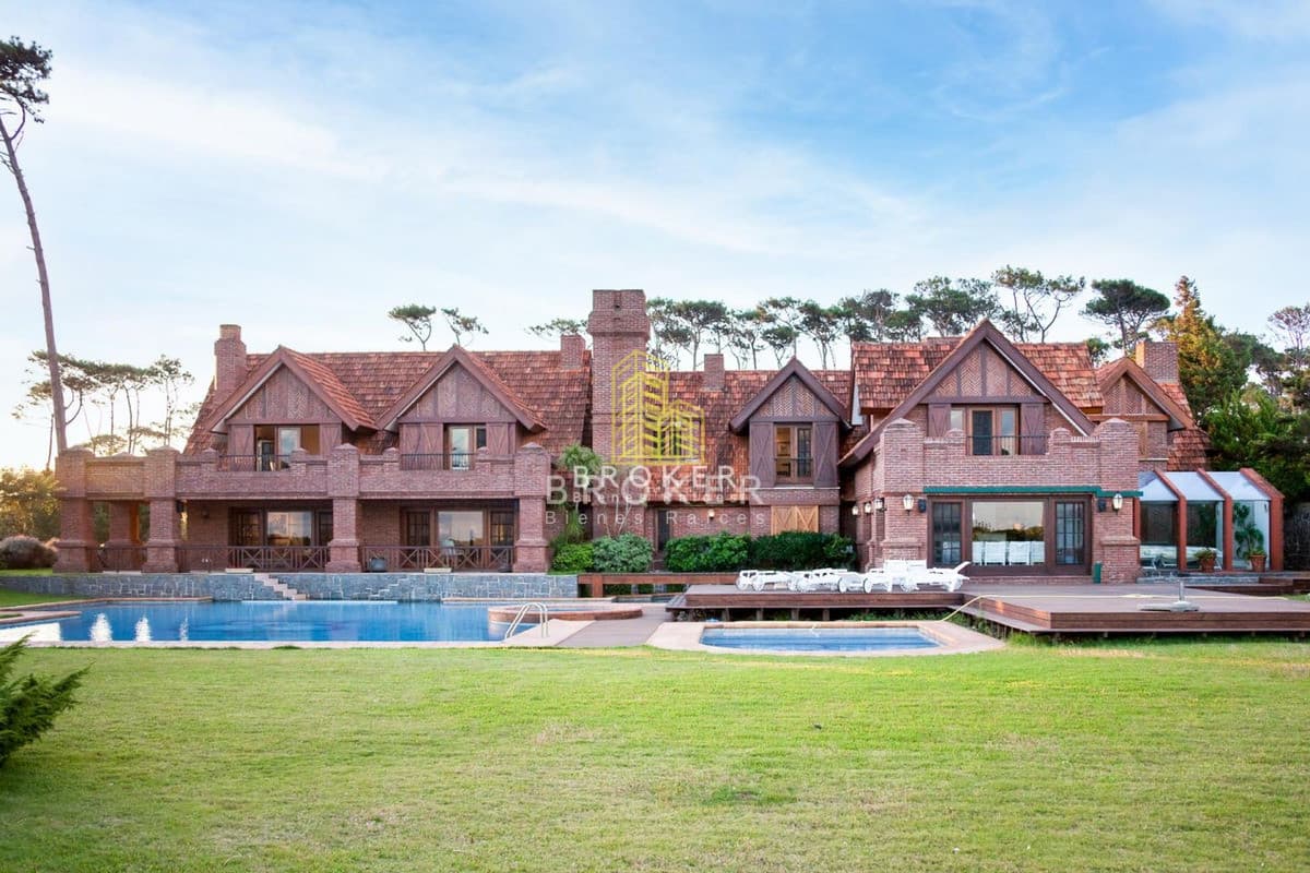 Venta Mansión frente al mar en Punta Del Este Playa Mansa