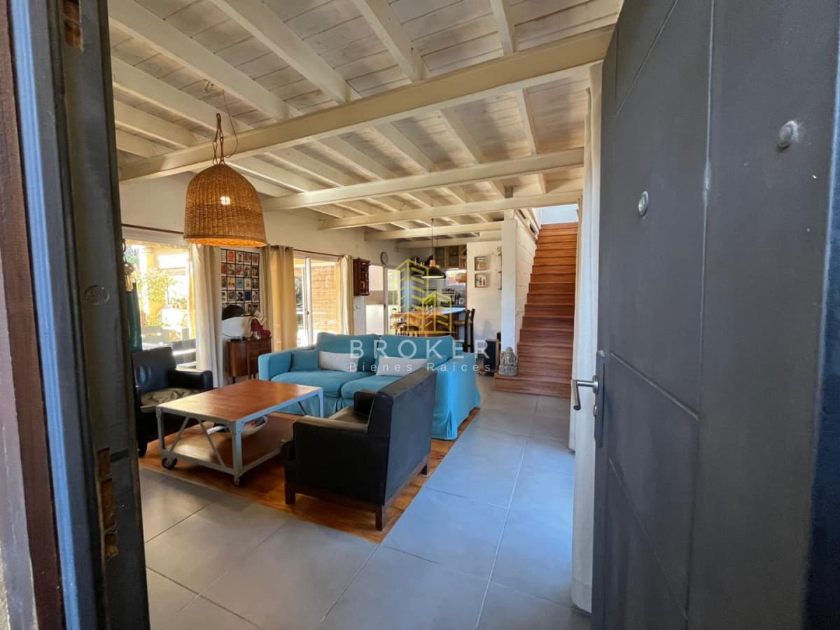 Venta de muy linda casa en manantiales de 2 dormitorios + estar.