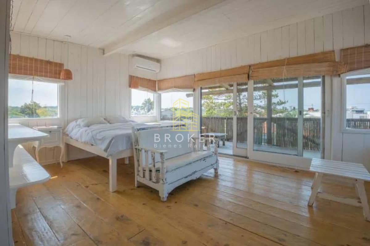 Venta de amplia casa en el corazon de la barra, Punta del Este.