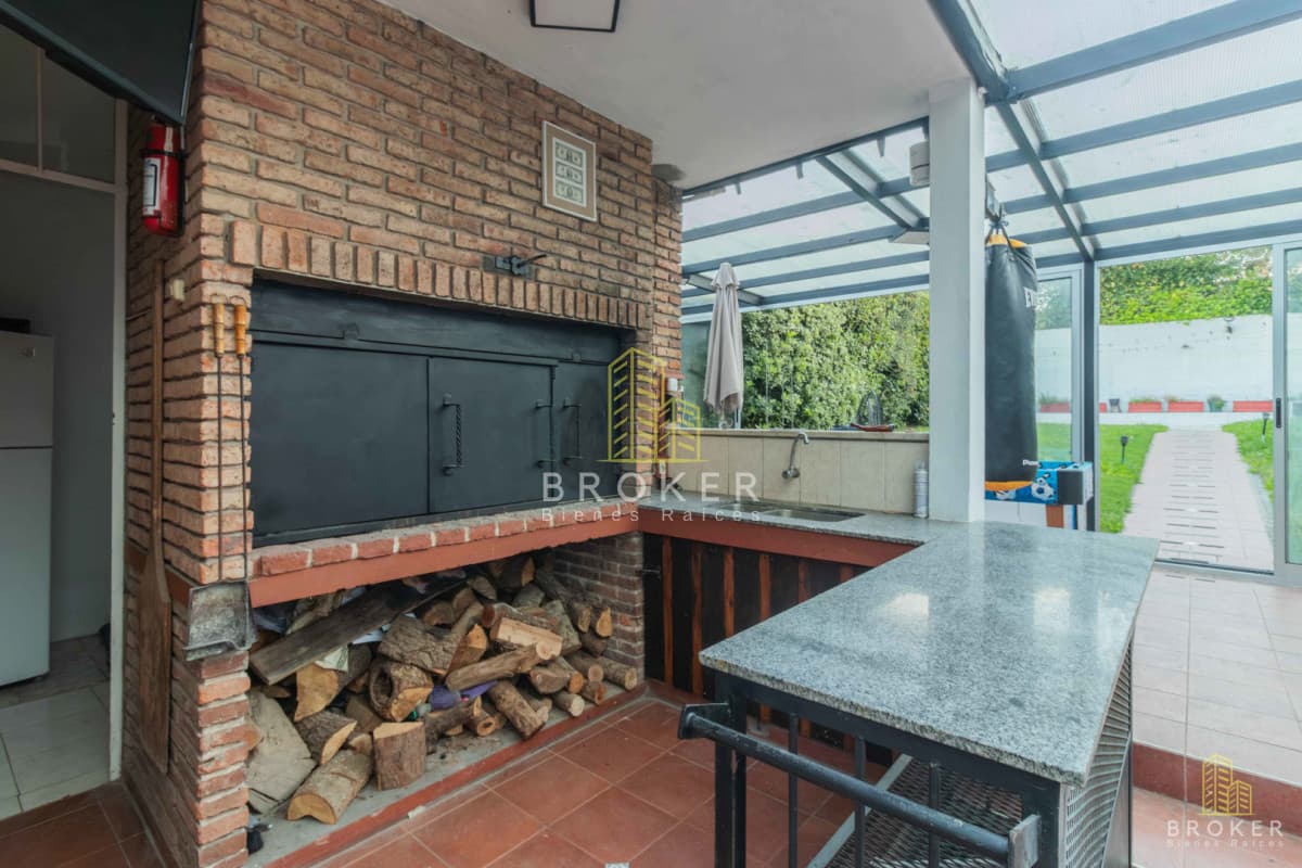 Venta Casa 3 dormitorios Malvin Piscina Barbacoa 2 cocheras BROKER Bienes Raices en Exclusiva