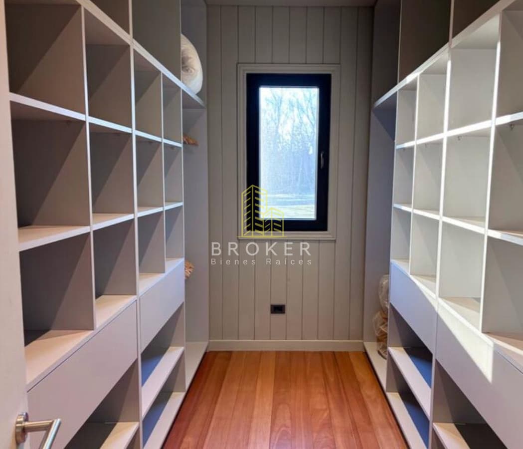 Venta y alquiler de temporada de increible casa de 350m2 en barrio privado