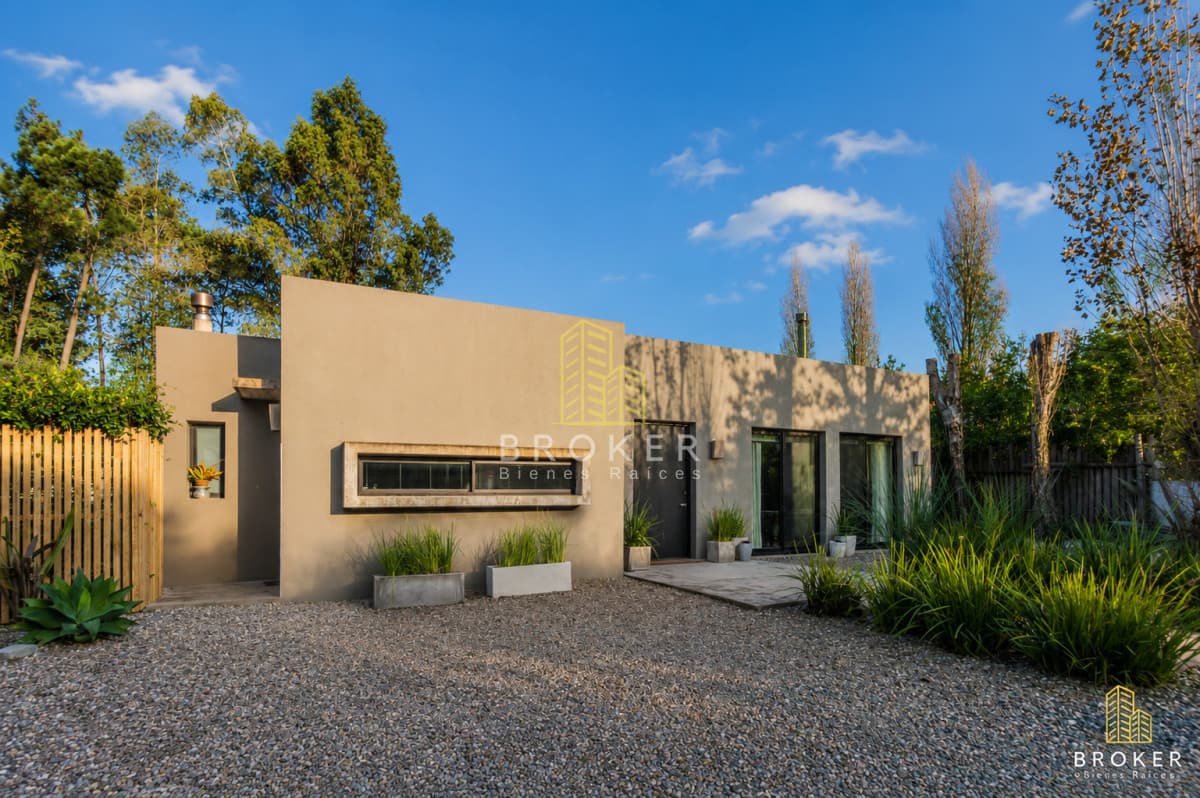 Venta Casa en La Arbolada Barrio Cerrado Punta del Este, 3 Dormitorios y servicio