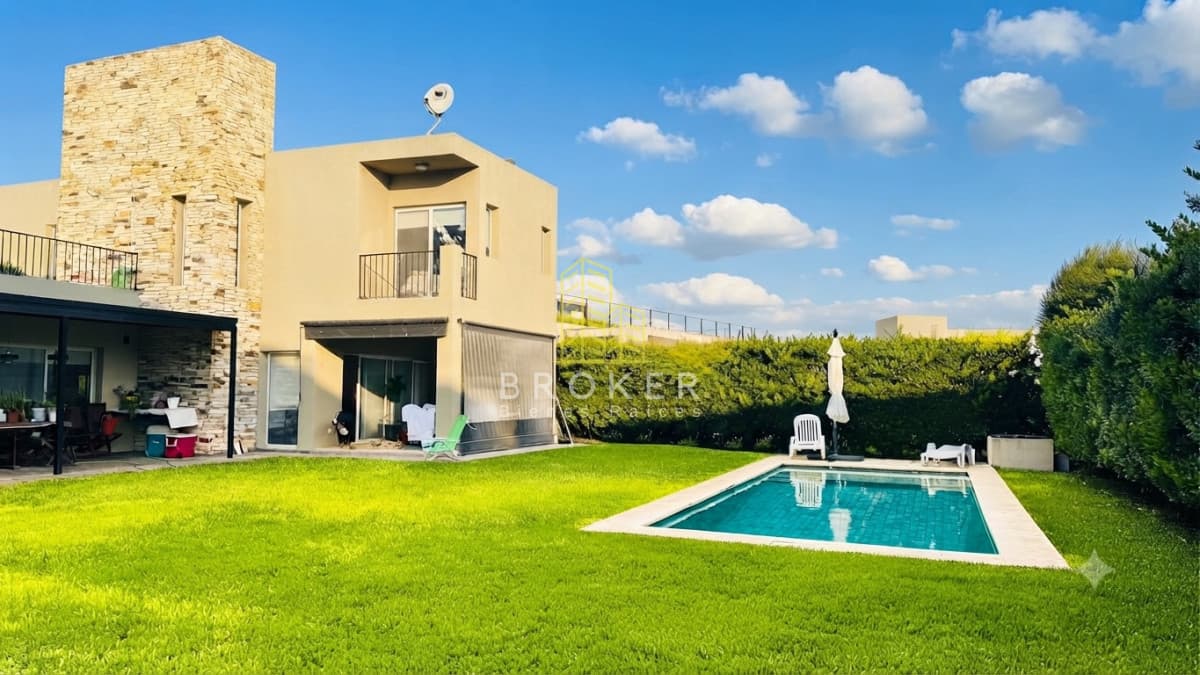 Venta Casa Haras Santa María Escobar, con parrillero, jardín y pileta