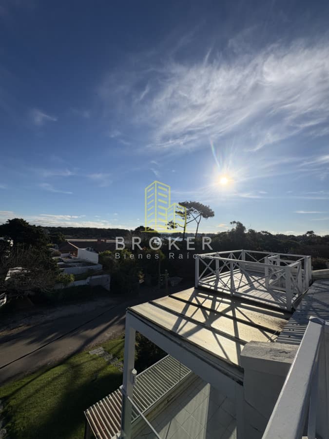 Alquiler de departamento La Barra Punta del Este triplex con 3 dorm en suite en la barra a pasos del mar