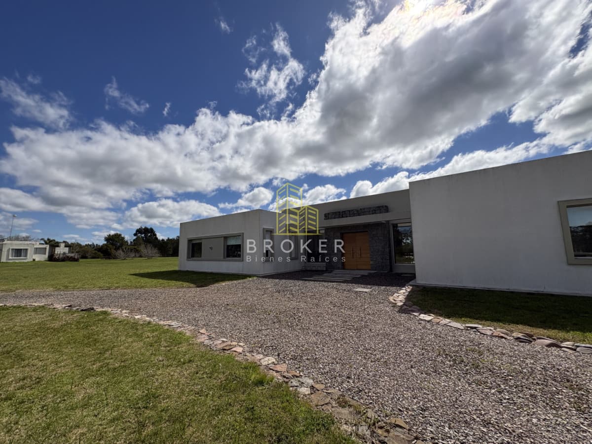 Alquiler de temporada de muy linda casa en barrio privado en la barra!