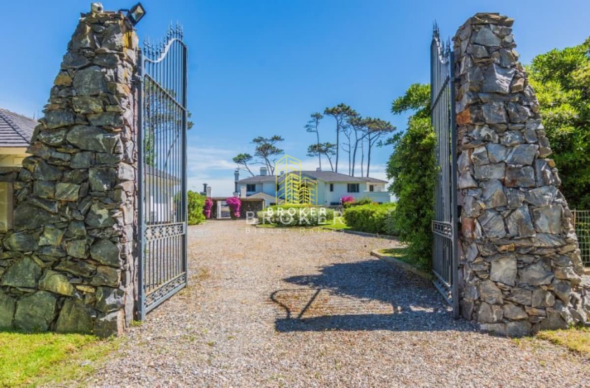 Venta Casa en Playa Mansa Punta del Este, mansión frente al mar