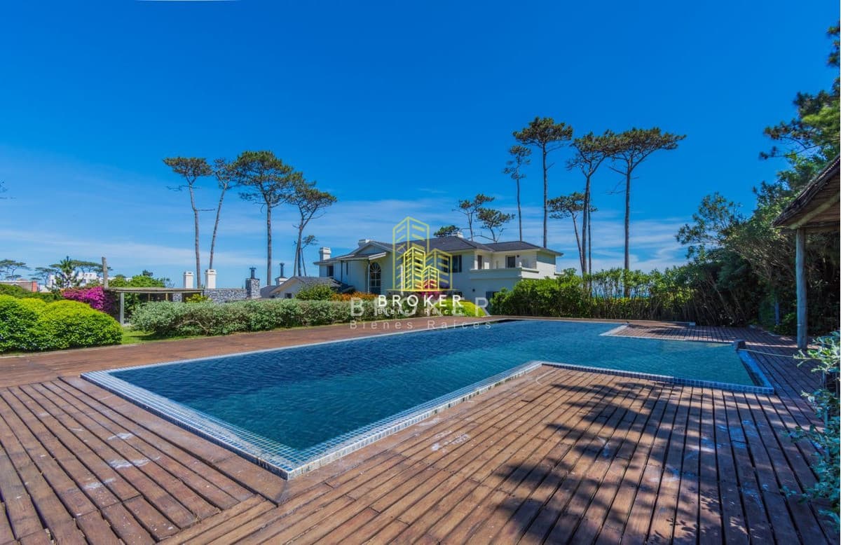 Venta Casa en Playa Mansa Punta del Este, mansión frente al mar