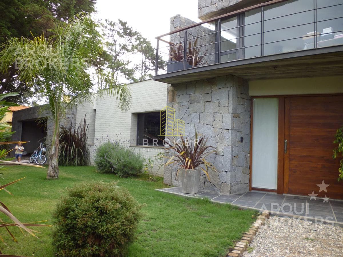 Alquiler anual e invernal de casa de 5 dormitorios en Punta del Este