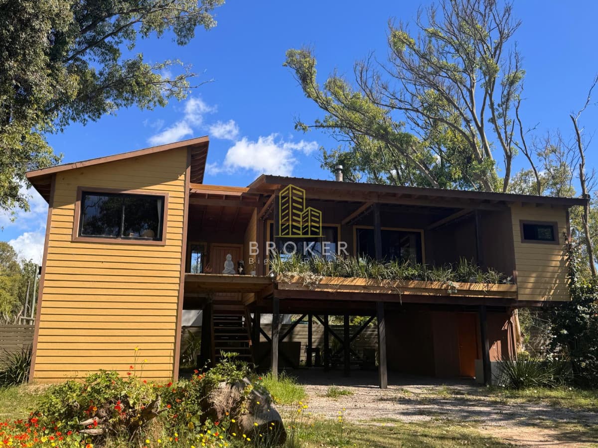 Moderna casa, a pasos del mar, en alquiler temporario en Balneario Buenos Aires, Punta del Este