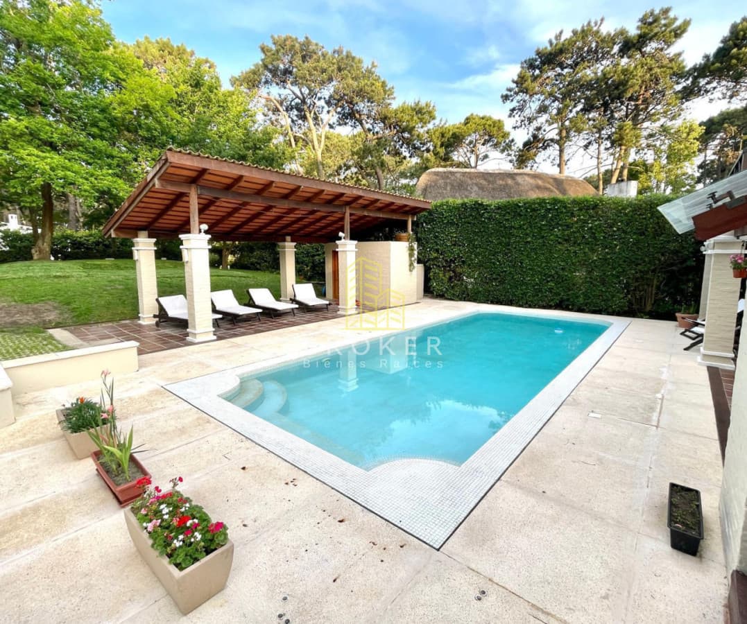 Venta de amplia casa en san rafael con pileta climatizada de 3 dormitorios + servicio