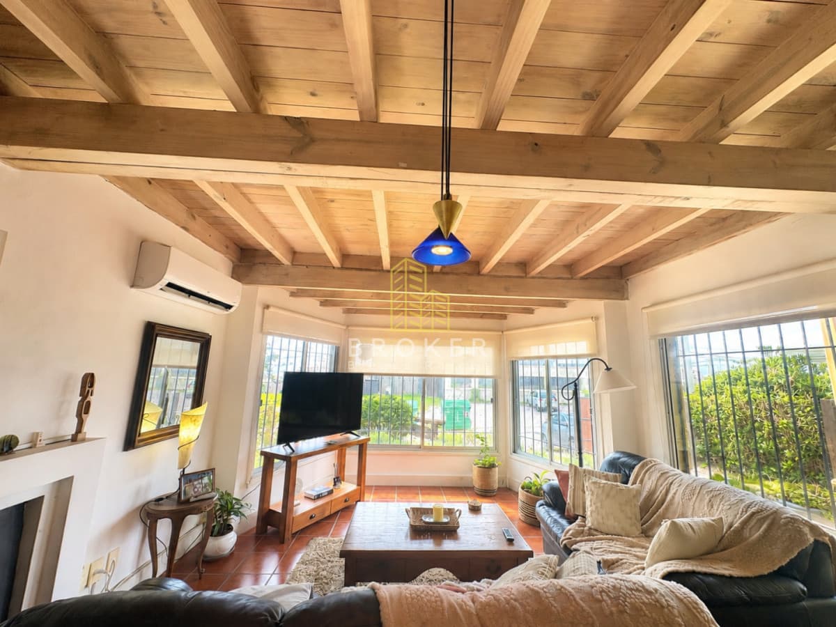 Alquiler de casa de 3 dorm+ servicio en la barra en excelente unbicacion