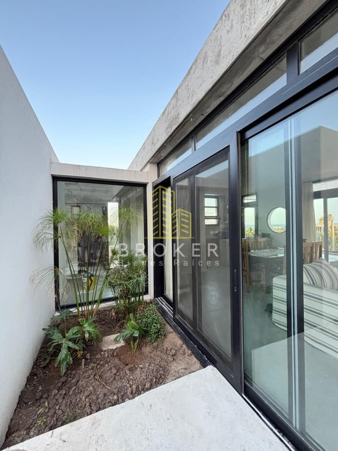 Alquiler de temporada, casa moderna y nueva, con vista al mar, en El Chorro