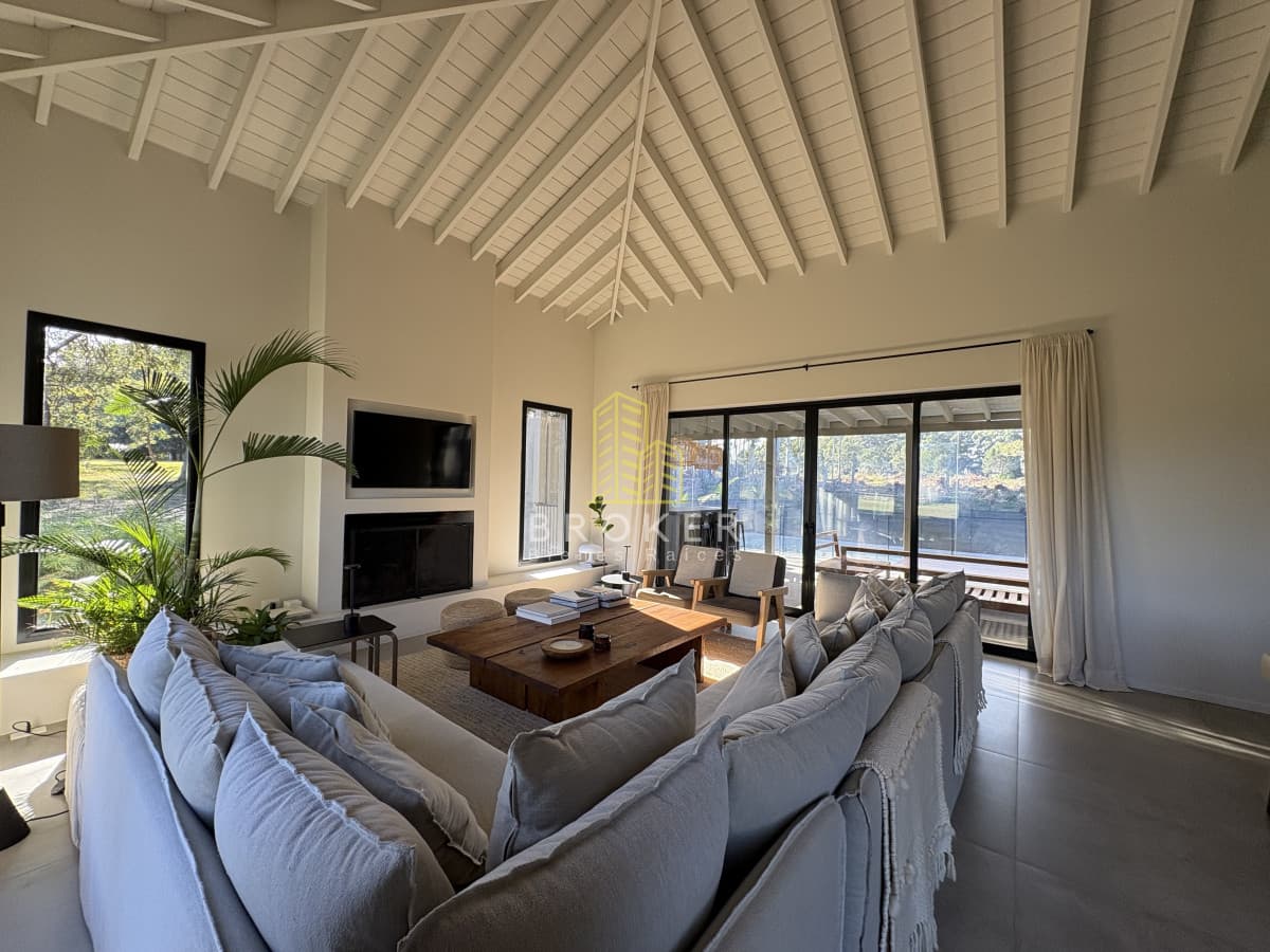 Alquiler Temporada de increíble Casa de diseño en Barrio Privado La Barra