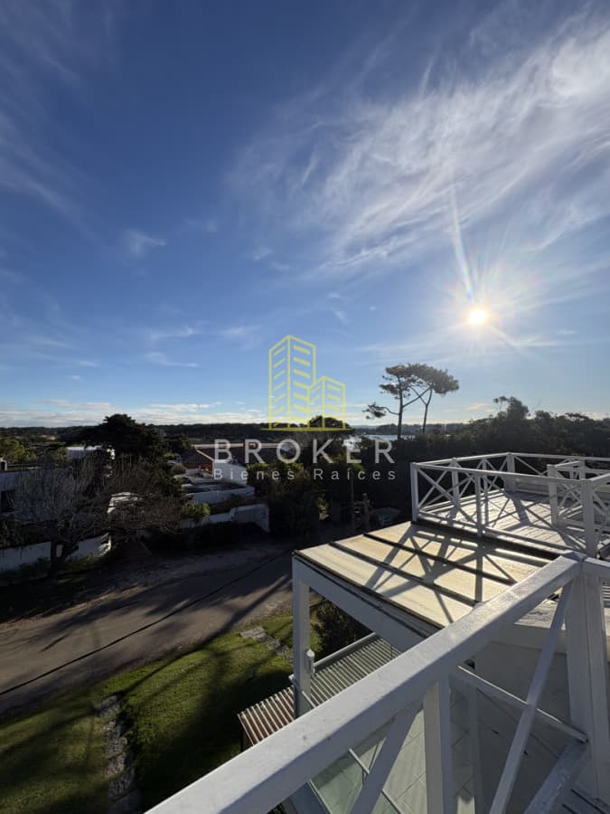 Alquiler de departamento La Barra Punta del Este triplex con 3 dorm en suite en la barra a pasos del mar