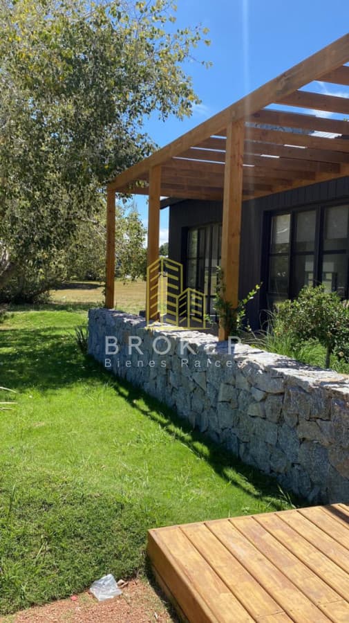 Venta y alquiler anual de casa de 4 dormitorios en barrio privado de la barra