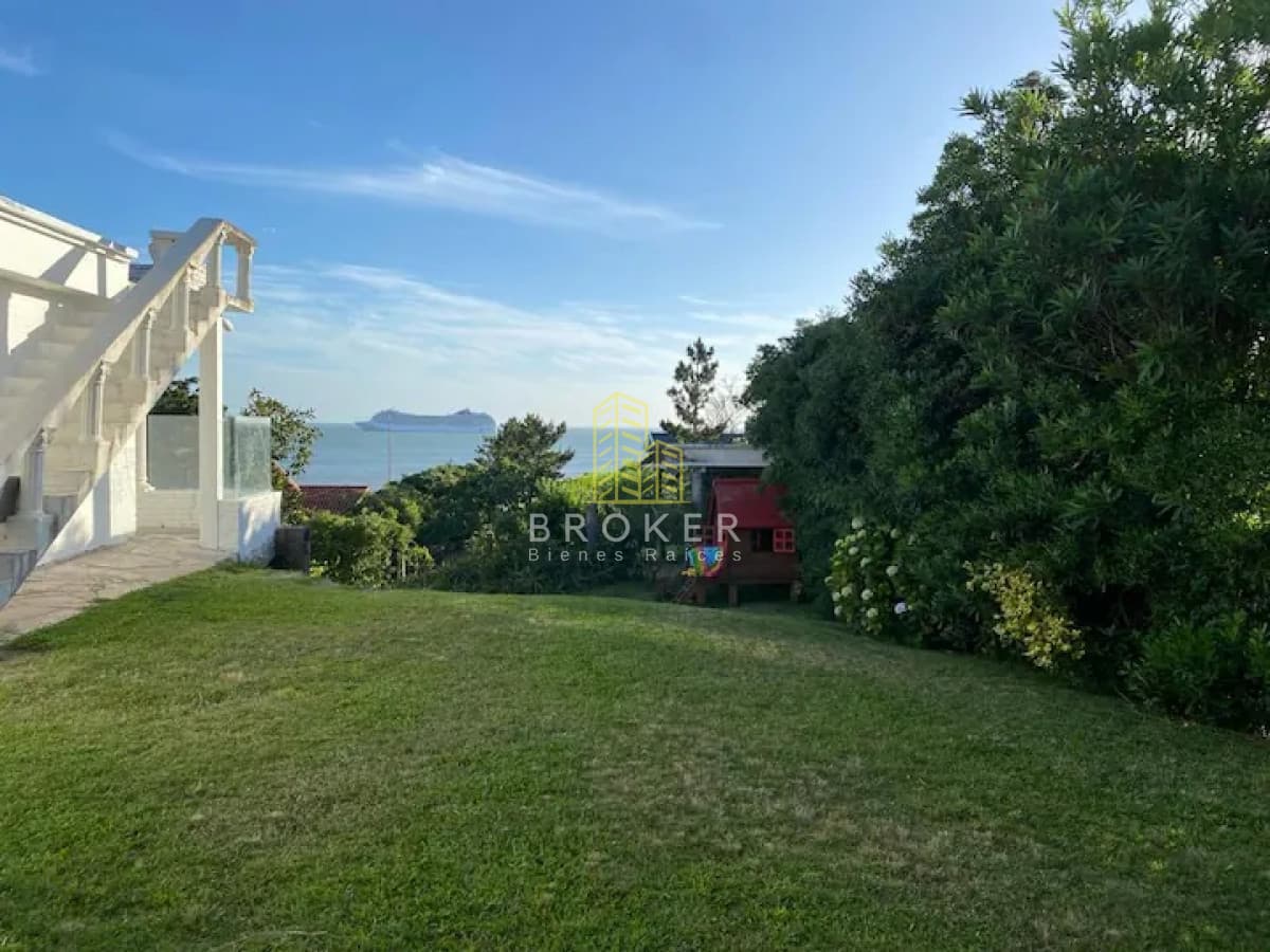Casa 4 dormitorios en Alquiler Temporal Verano Mansa con  Vista al Mar y a una cuadra de la Playa Parrillero y Garage