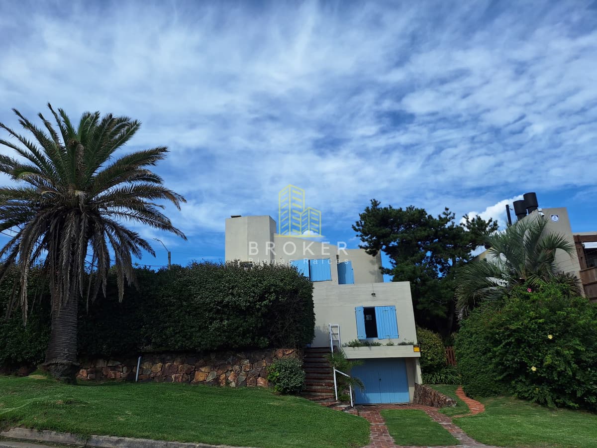 Alquiler temporal de hermosa casa de 3 dormitorios + servicio en la barra a pasos del mar