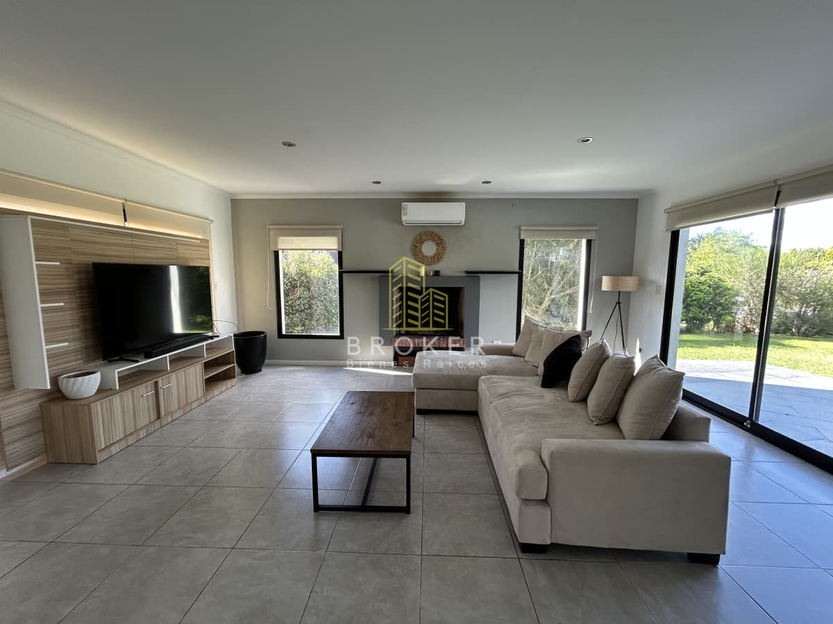 Venta Casa Haras Santa María Escobar 5 dormitorios Pileta parrilla estufa a leña