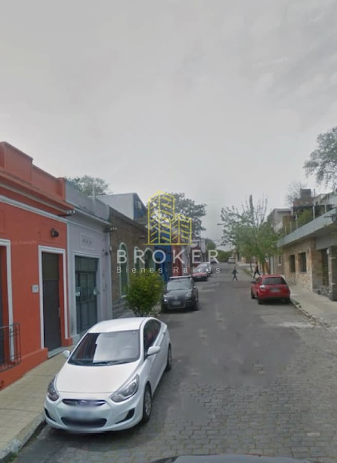 Venta 1 Casa + 3 departamentos en Parque Batlle con Renta de 8%!