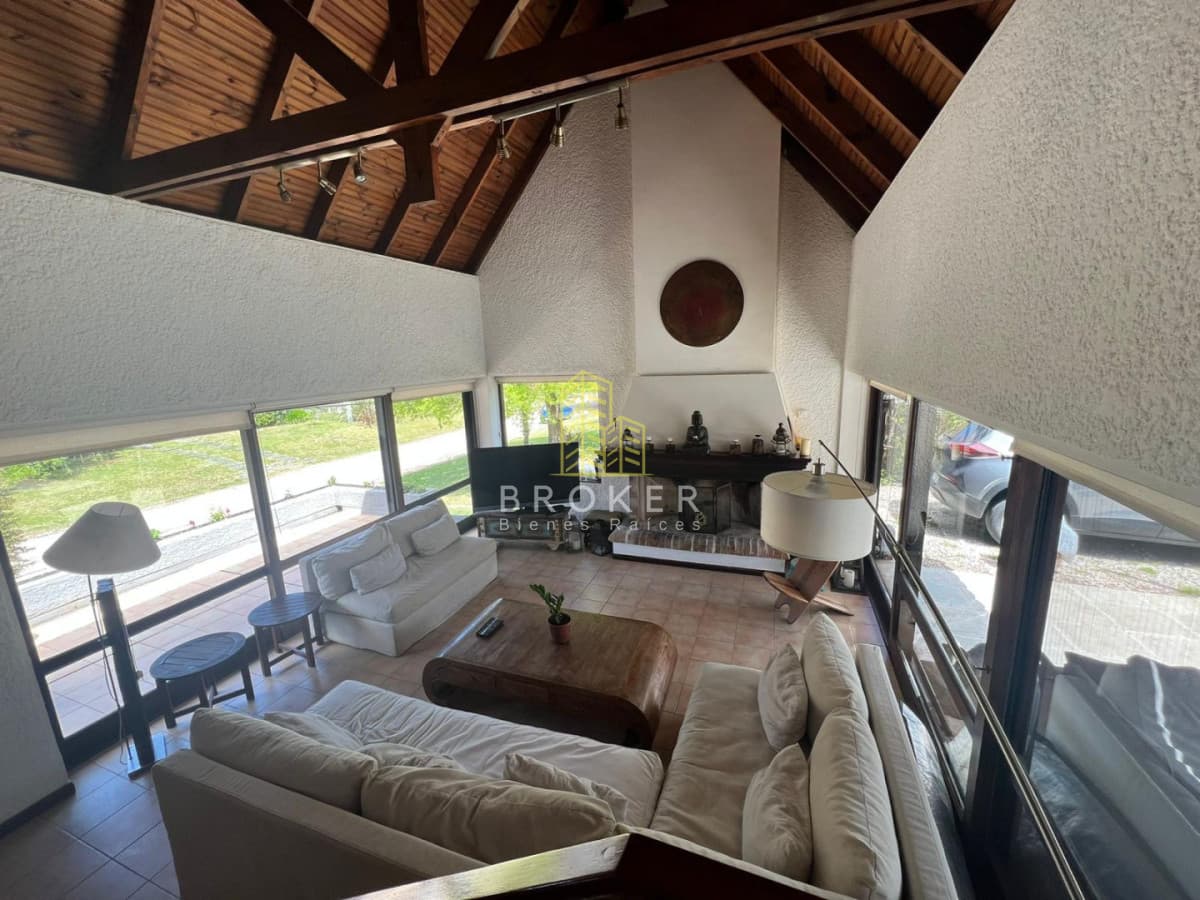 Amplia casa con piscina y hermoso jardín en Barrio Lugano