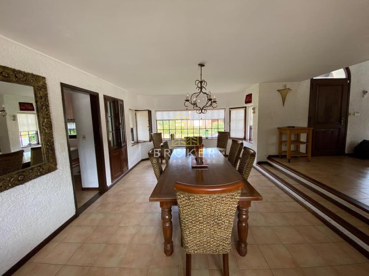 Amplia casa con piscina y hermoso jardín en Barrio Lugano
