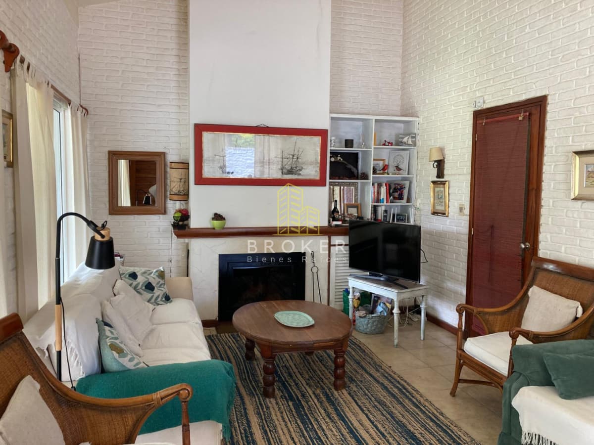 Alquiler de temporada de casa de 3 dorm + 2 baños a una cuadra de la playa en mansa