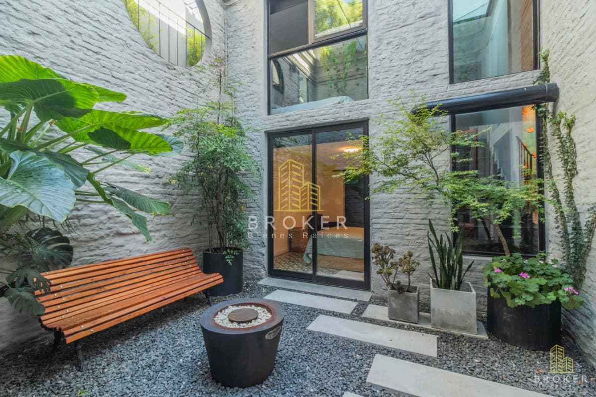 ¡RESERVADA! Casa de 3 dormitorios y piscina en Parque Rodó, de época y reciclada