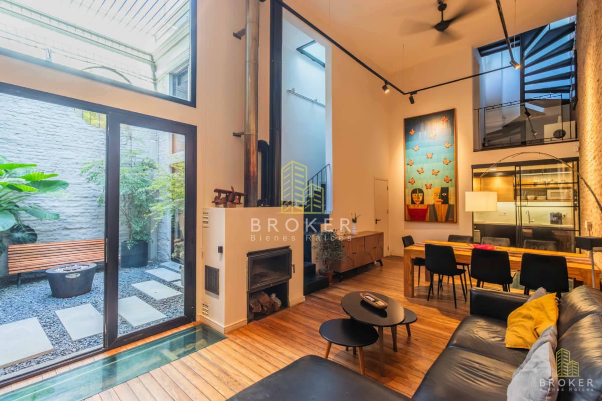 ¡RESERVADA! Casa de 3 dormitorios y piscina en Parque Rodó, de época y reciclada