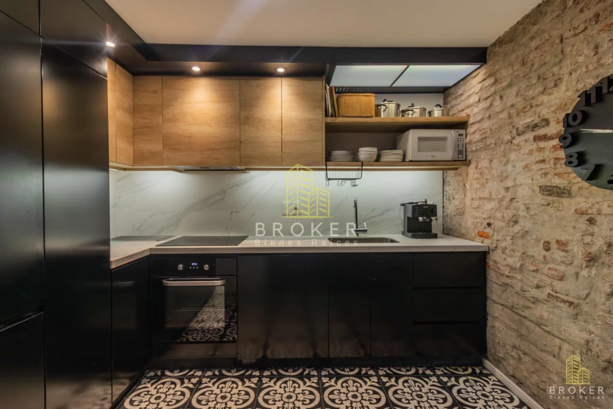 ¡RESERVADA! Casa de 3 dormitorios y piscina en Parque Rodó, de época y reciclada