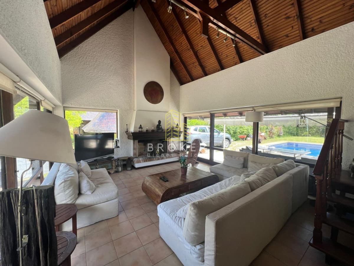 Amplia casa con piscina y hermoso jardín en Barrio Lugano