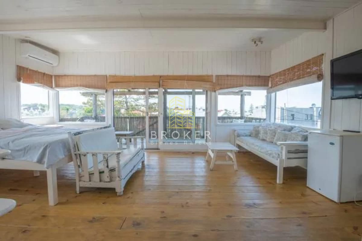 Venta de amplia casa en el corazon de la barra, Punta del Este.