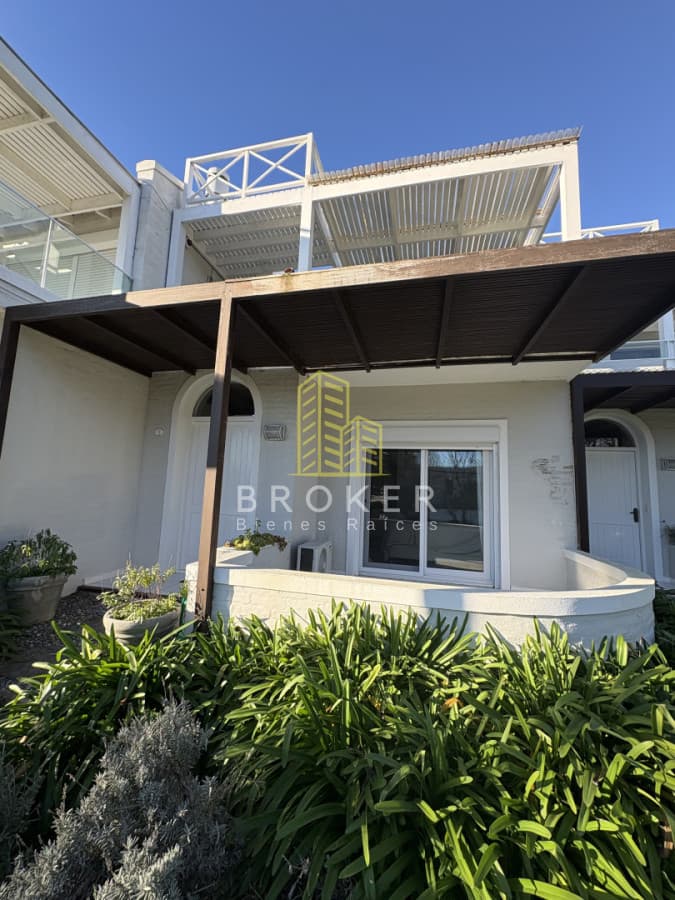 Alquiler de departamento La Barra Punta del Este triplex con 3 dorm en suite en la barra a pasos del mar