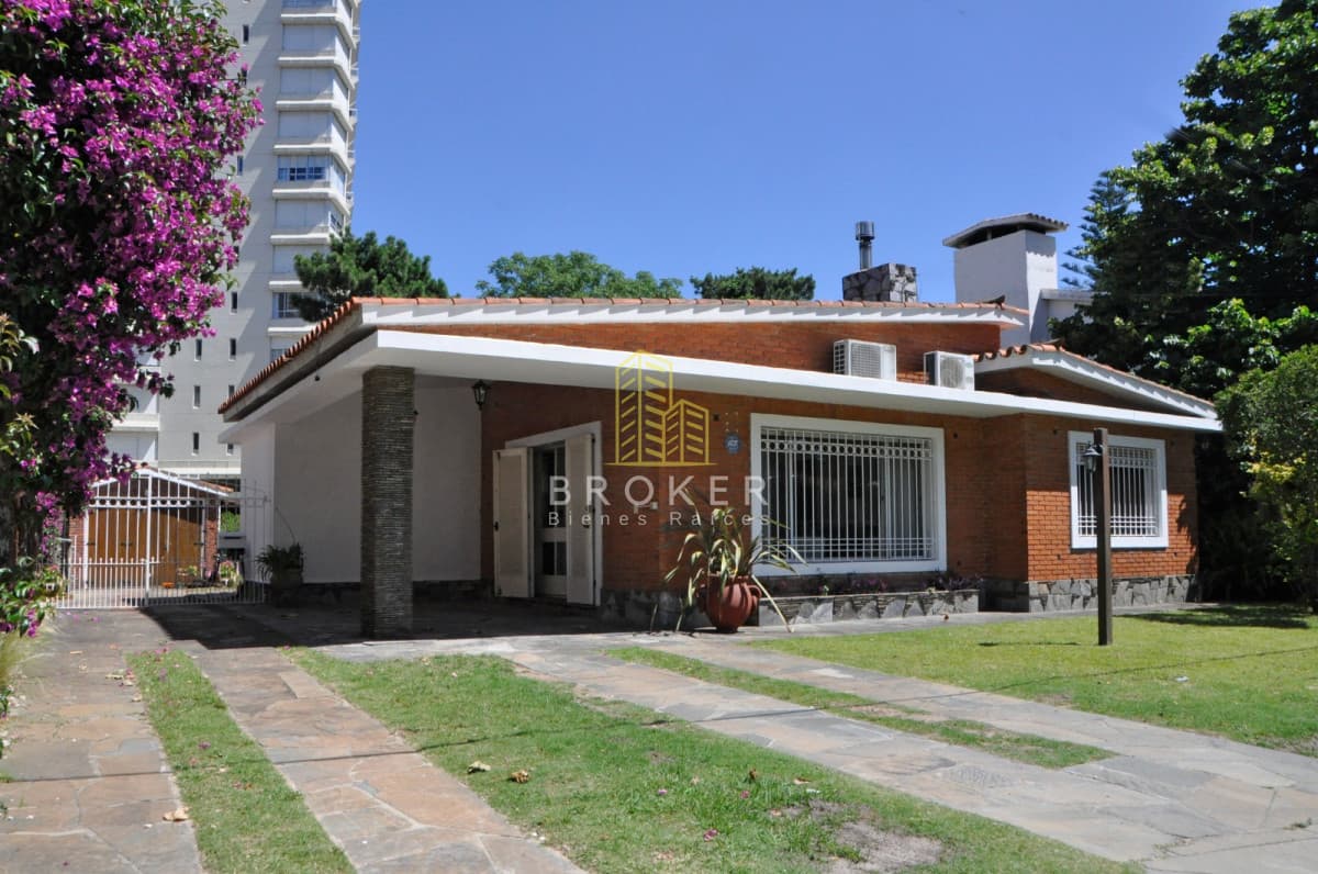 Alquiler de verano en Punta del Este | Ubicación privilegiada, jardín y piscina climatizada