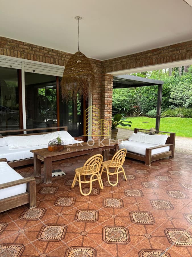 Excelente casa en venta en Barrio Lugano