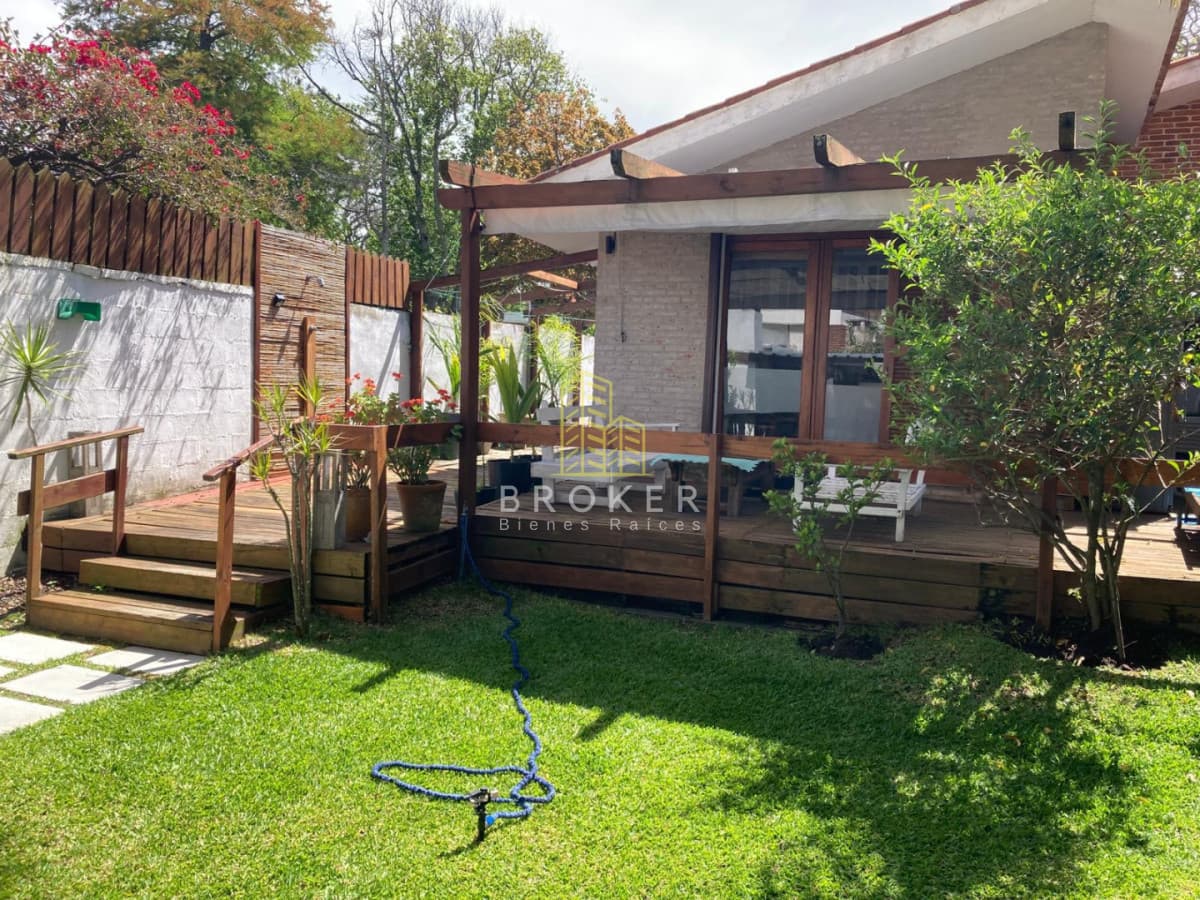 Alquiler de temporada de casa de 3 dorm + 2 baños a una cuadra de la playa en mansa