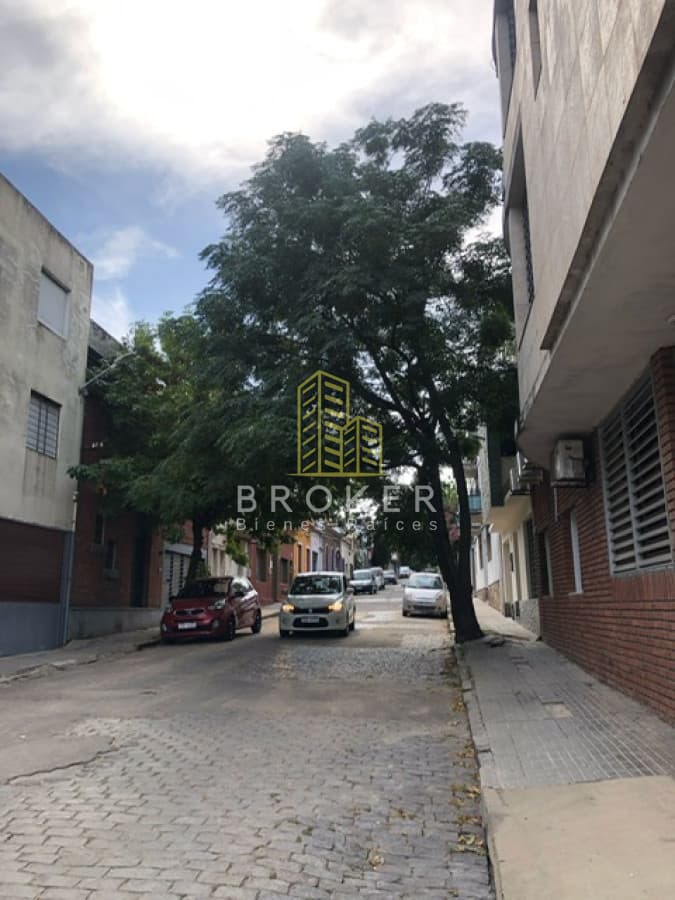 Venta 1 Casa + 3 departamentos en Parque Batlle con Renta de 8%!