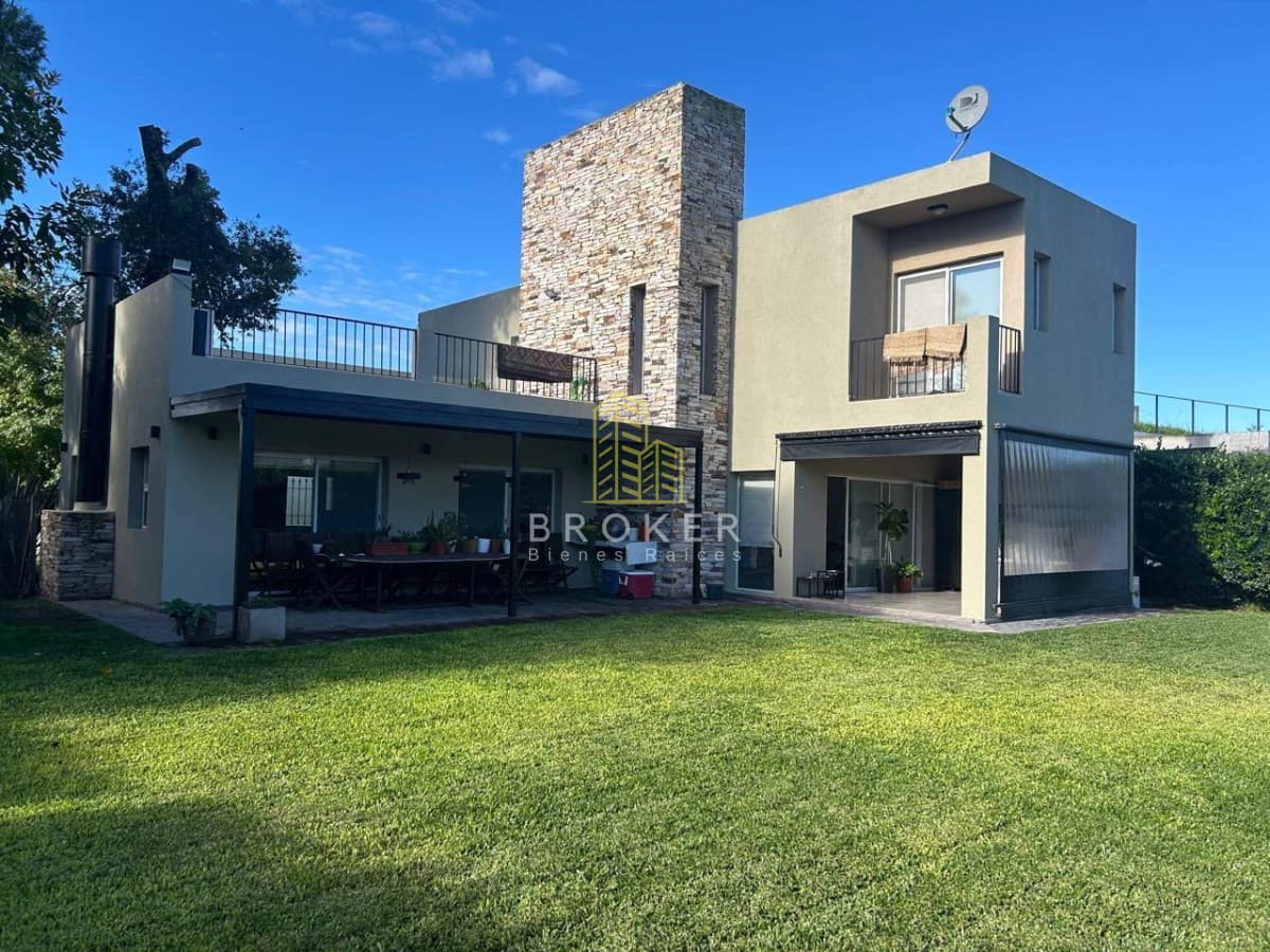 Venta Casa Haras Santa María Escobar, con parrillero, jardín y pileta