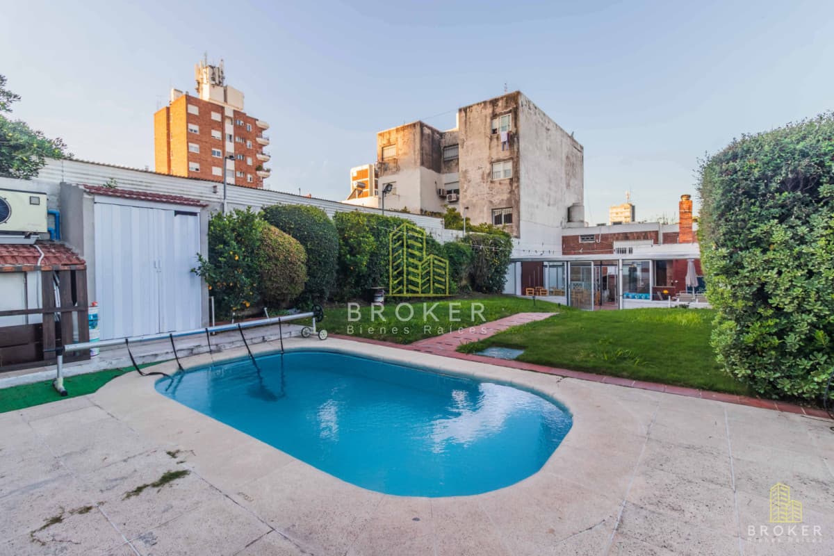 Venta Casa 3 dormitorios Malvin Piscina Barbacoa 2 cocheras BROKER Bienes Raices en Exclusiva