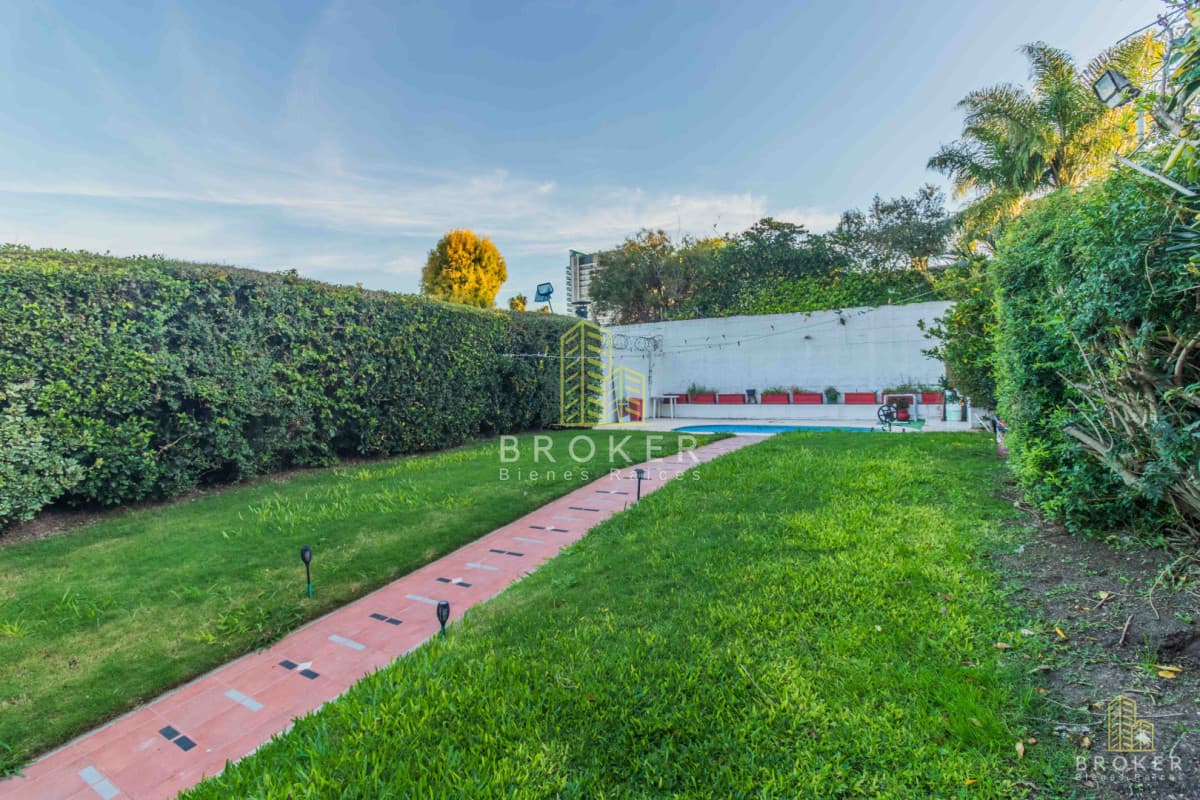 Venta Casa 3 dormitorios Malvin Piscina Barbacoa 2 cocheras BROKER Bienes Raices en Exclusiva