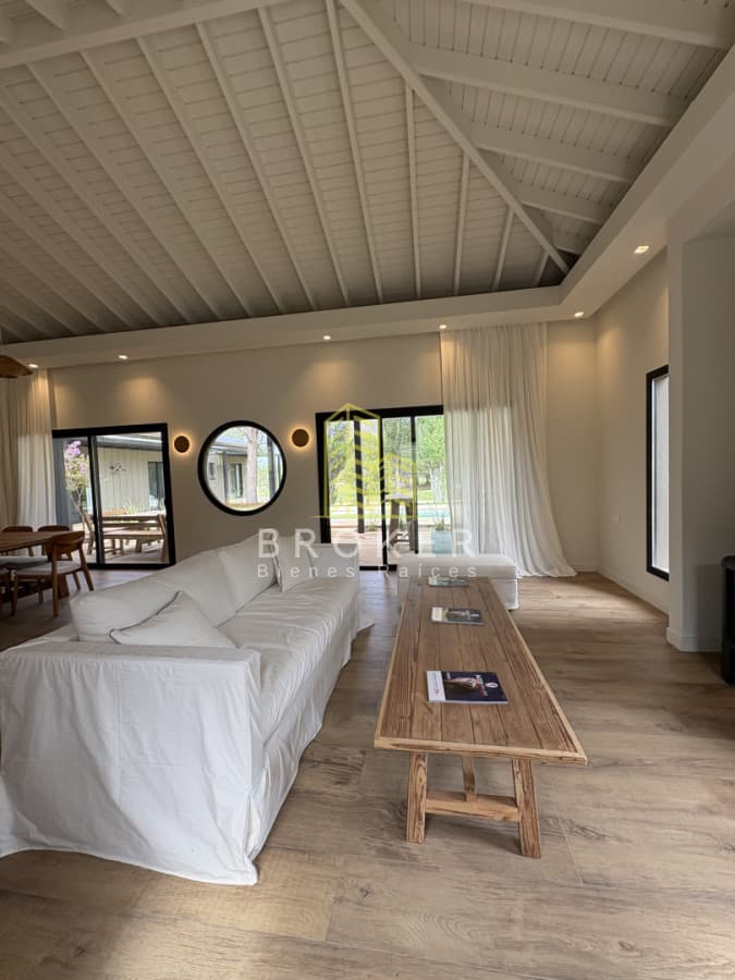 Venta Casa La Barra Punta del Este barrio privado 3 dormitorios en suite