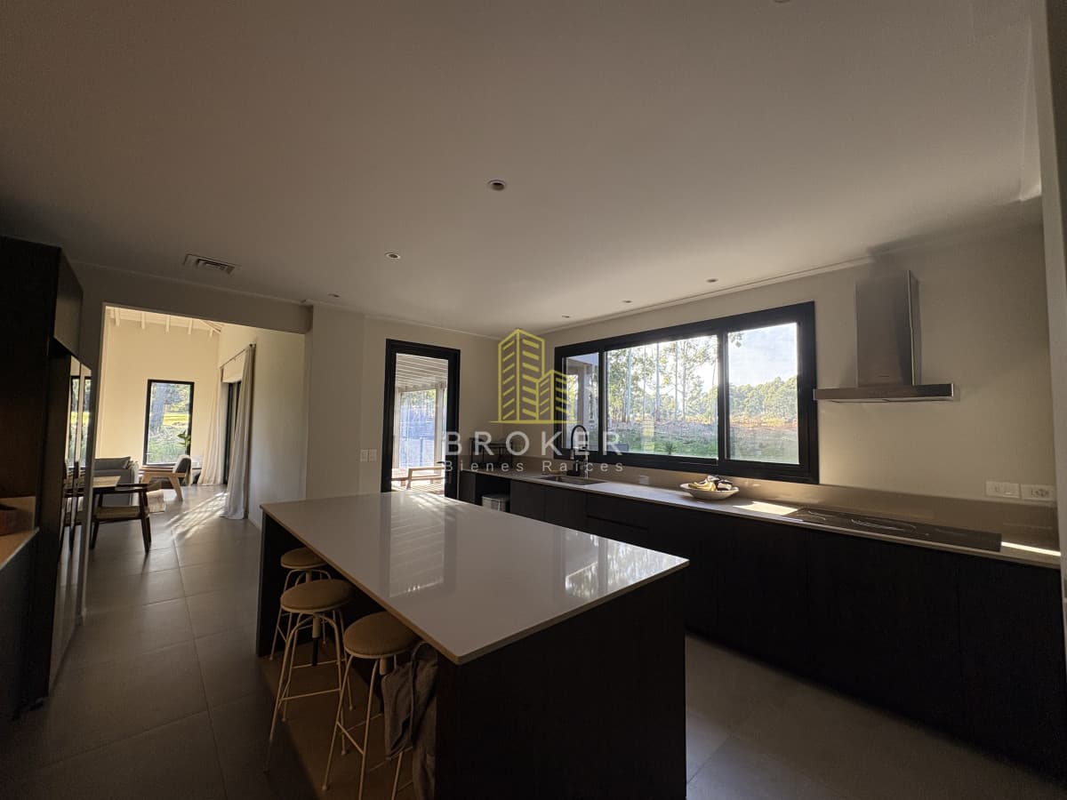 Alquiler Temporada de increíble Casa de diseño en Barrio Privado La Barra