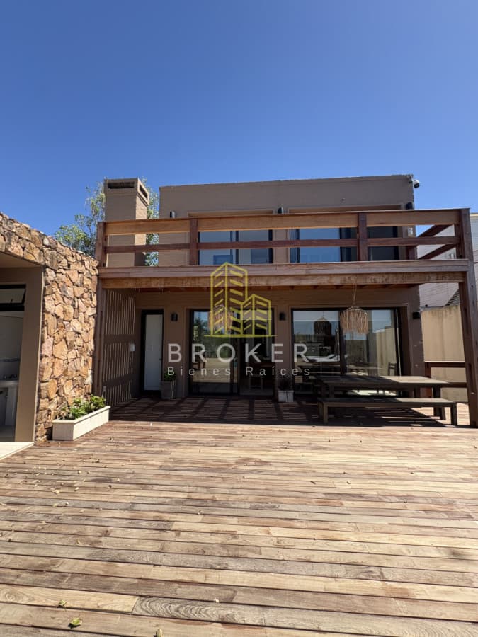 Muy linda casa en alquiler anual e invernal con vista al mar en montoya