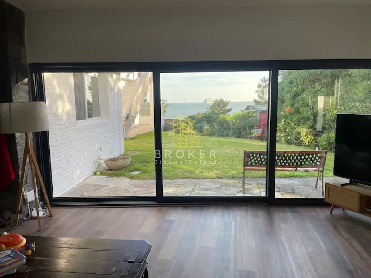 Casa 4 dormitorios en Alquiler Temporal Verano Mansa con  Vista al Mar y a una cuadra de la Playa Parrillero y Garage