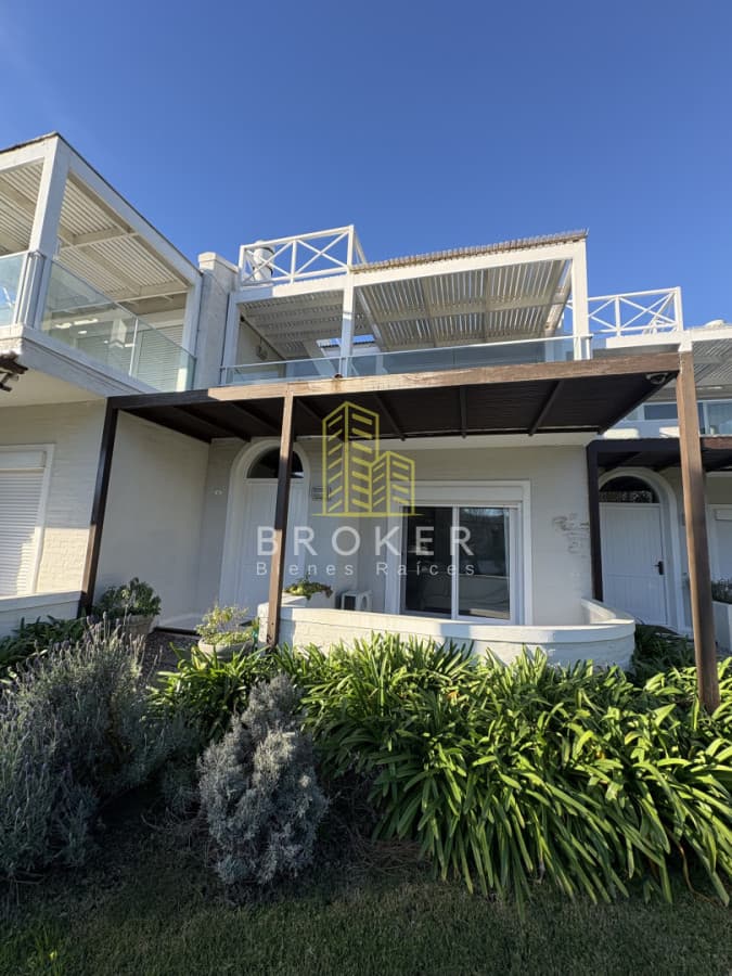 Alquiler de departamento La Barra Punta del Este triplex con 3 dorm en suite en la barra a pasos del mar