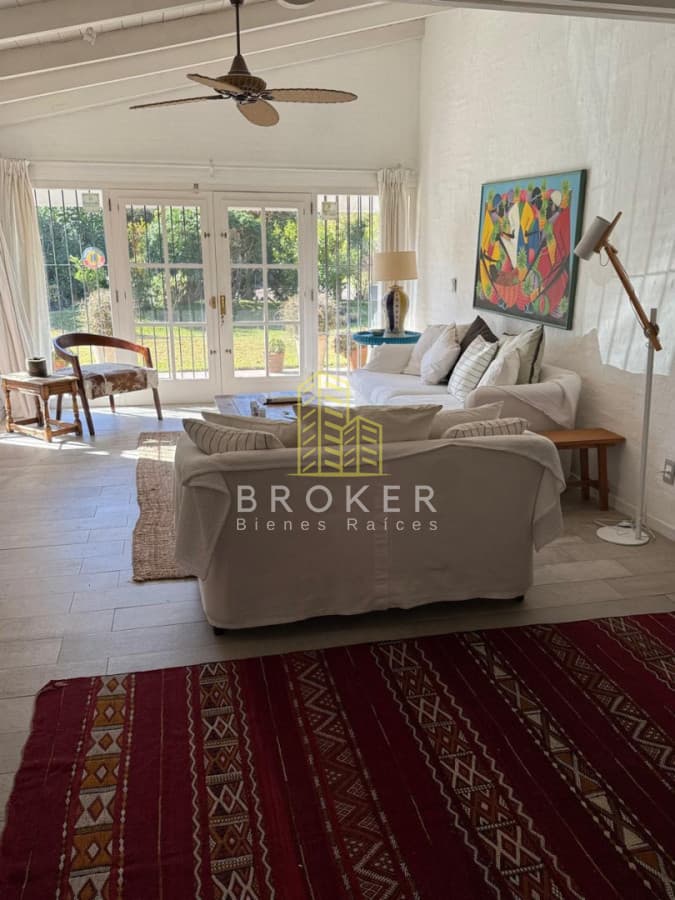 Alquiler de temporada Casa en San Rafael, Punta del Este, 3 dormitorios y amplio jardín