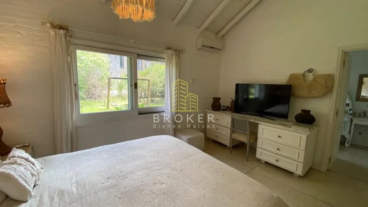 Alquiler de casa  4 dormitorios en el exclusivo barrio en Laguna blanca, Manantiales