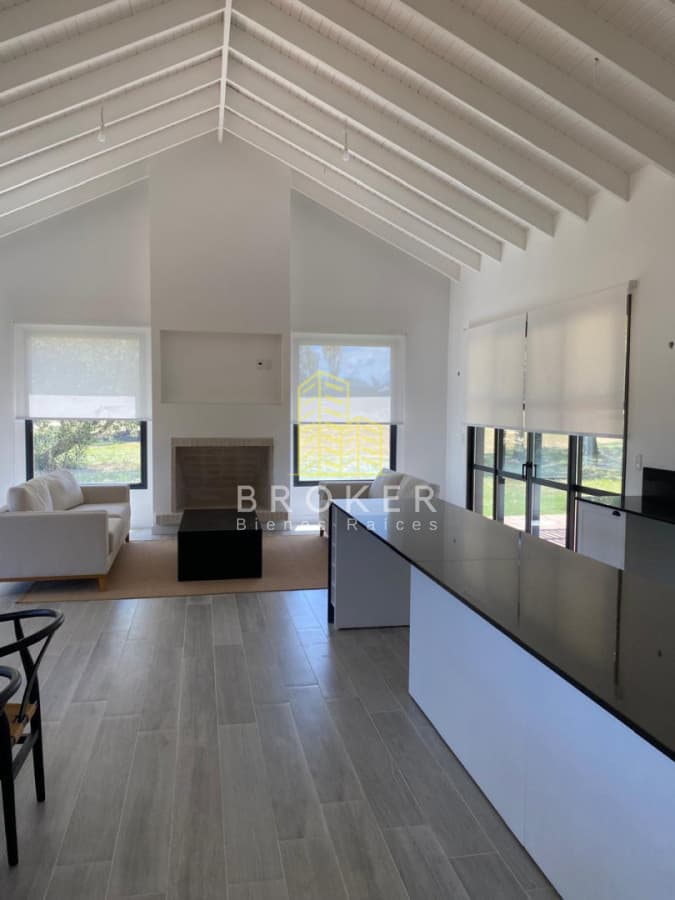 Venta y alquiler anual de casa de 4 dormitorios en barrio privado de la barra