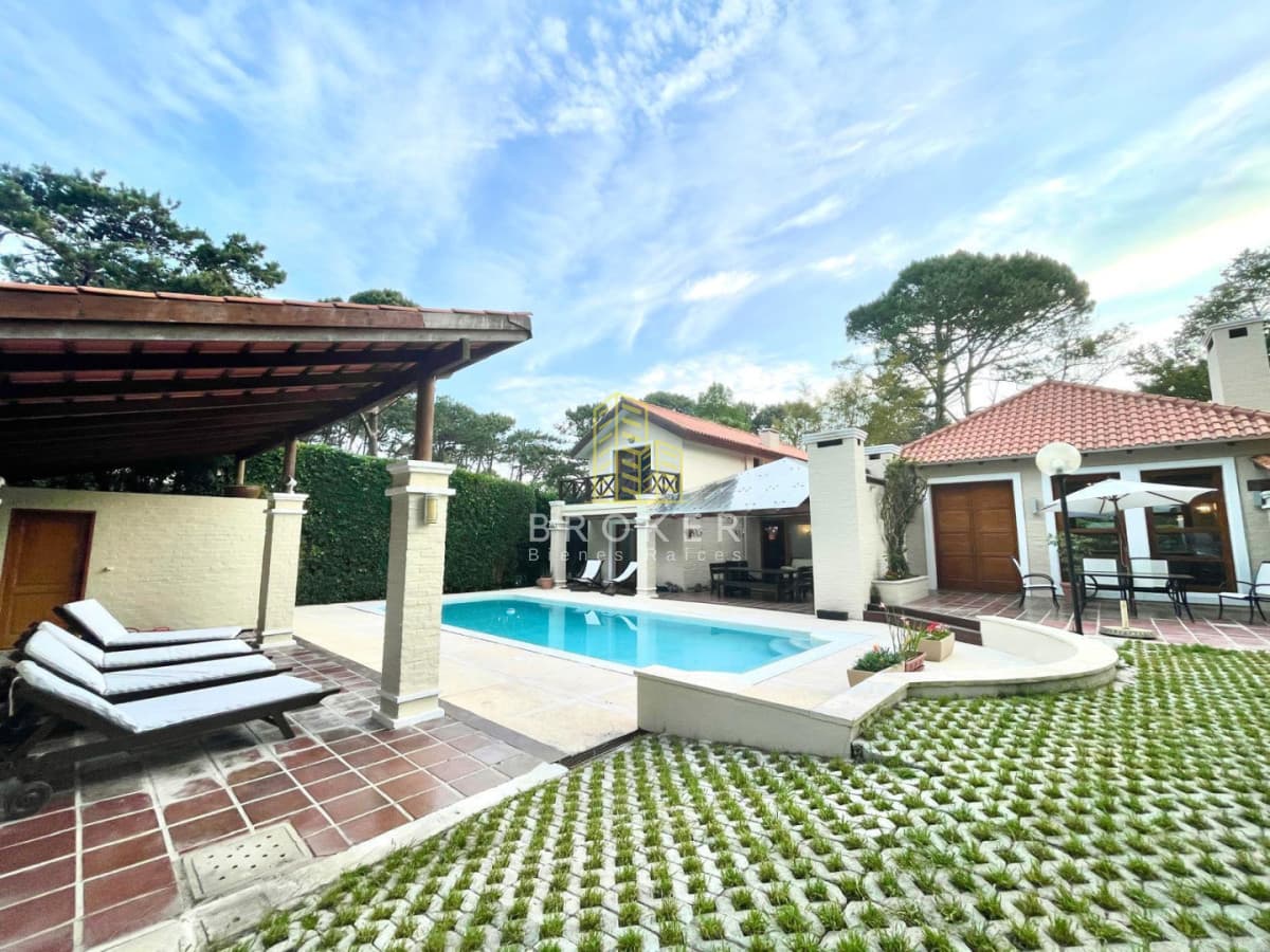 Alquiler anual de hermosa casa en barrio golf