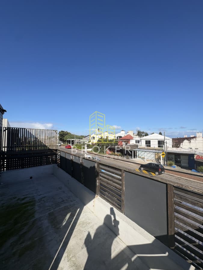 Venta local comercial y apartamento En La Barra Punta del Este